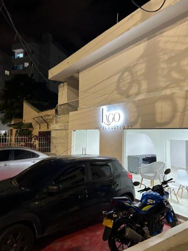 Hotel Lago Boutique في كارتاهينا دي اندياس: دراجة نارية متوقفة أمام متجر