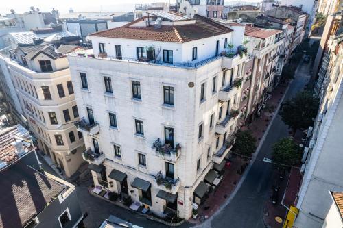 Selvese Collection Hotel Galata 1875 في إسطنبول: اطلالة علوية على مبنى ابيض كبير على شارع المدينة