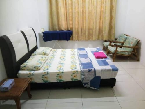 Homestay Ambangan Height SP في سونغاي بيتاني: غرفة نوم بسرير وكرسي