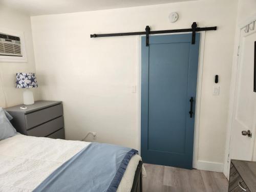 een blauwe deur in een slaapkamer met een bed bij Beachside chillin in St Pete Beach