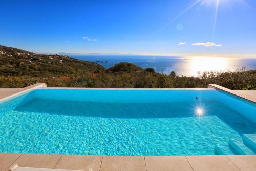 una piscina con vistas al océano en Villa Jarito, en SantʼAgata sui Due Golfi