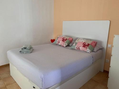 a white bed with two pillows on top of it at Apartamento Calypso in Cabo de Palos