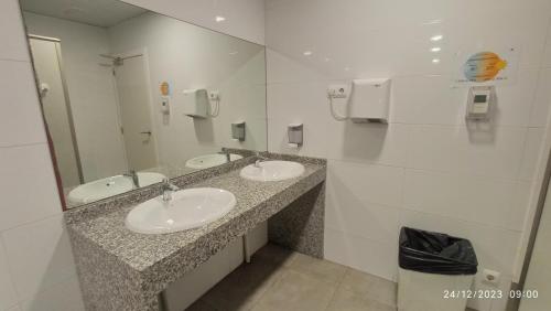 baño con 2 lavabos y espejo grande en Wonderful boat for families and friends, en Barcelona