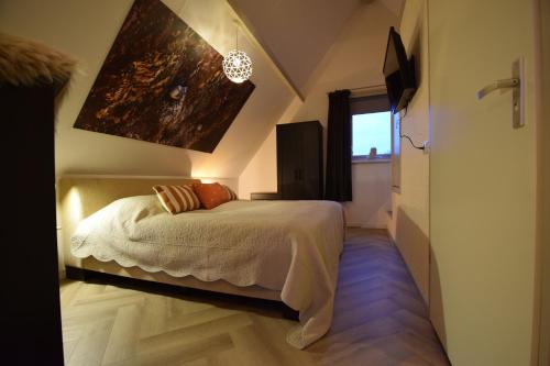 1 dormitorio con cama y ventana en Hotelkamer de Loft, en Anjum