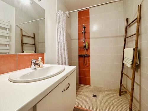 une salle de bain avec un lavabo et une douche dans l'établissement Appartement recent quartier des Nouettes avec parking, à Les Sables-dʼOlonne