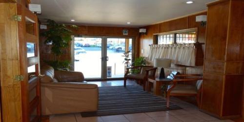 un soggiorno con divano e tavolo di Hotel Terrazas del Mar a Llanquihue