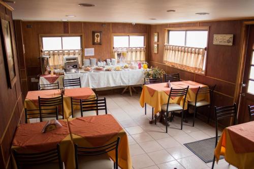 a restaurant with tables and chairs in a room at Hotel Terrazas del Mar in Llanquihue