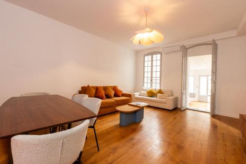 sala de estar con mesa y sofá en La Terrasse du Saint-Didier, en Aviñón