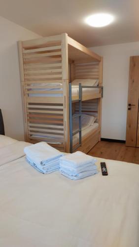 1 dormitorio con litera y toallas en WinterHome2, en Bjelašnica