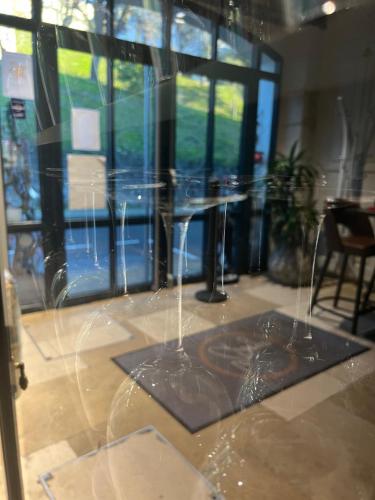 una mesa de cristal en una habitación con ventana en The Originals Boutique, Hôtel Le George , Loches, en Loches