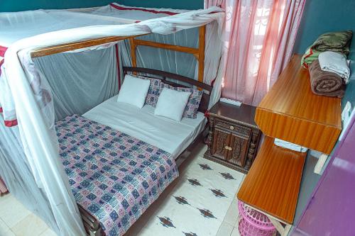 Voi的住宿－Donna Forte Residence，一间卧室配有一张带天蓬的双层床
