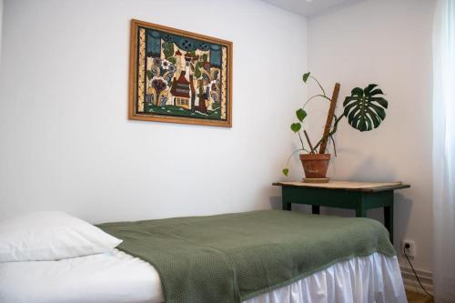 ein Schlafzimmer mit einem Bett und einem Bild an der Wand in der Unterkunft Modern countryside apartment in Borlänge