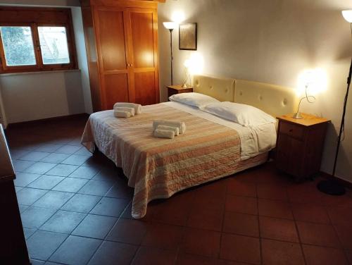 1 dormitorio con 1 cama con 2 toallas en Hotel Fedora, en Florencia