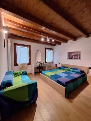 2 bedden in een grote kamer met houten plafonds bij Vista Rocca Alberi, 100 passi in Montagnana