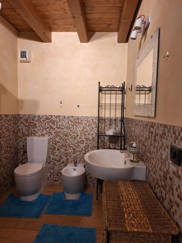 een badkamer met een bad, een wastafel en een toilet bij Vista Rocca Alberi, 100 passi in Montagnana