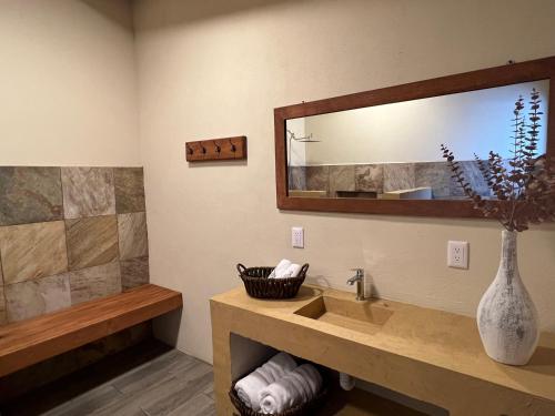 y baño con lavabo y espejo. en Lunada Glamping, en Mazamitla