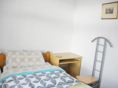 Schlafzimmer mit einem Bett, einem Schreibtisch und einer Leiter in der Unterkunft Trent Cottage in Newark upon Trent