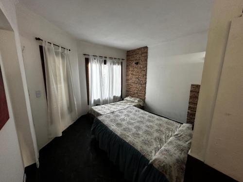 - une chambre avec 2 lits et une fenêtre dans l'établissement Casa hasta 11 personas, à Necochea