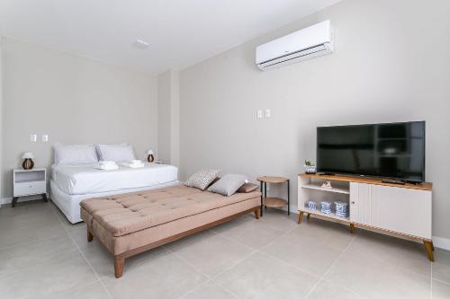 salon z łóżkiem i telewizorem w obiekcie WI-FI 250MB | Vista-Mar Incrível #CA61 w mieście Florianópolis