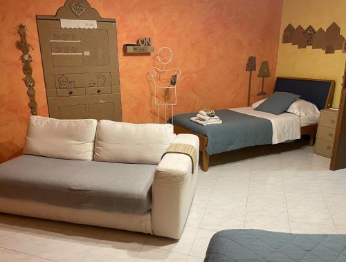 Poggio Mirteto的住宿－Alloggio Turistico Riosole 5.8，一间卧室配有沙发、一张床和椅子