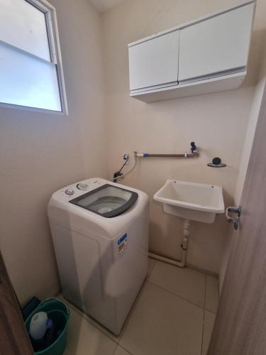 La petite salle de bains est pourvue de toilettes et d'un lavabo. dans l'établissement Cumbuco Residence #203, à Caucaia