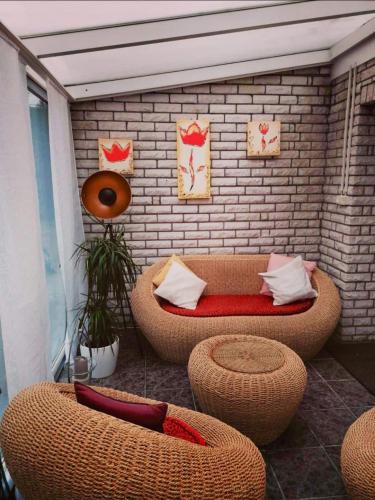 Zimmer mit Korbstühlen und Sofa in der Unterkunft Single room for you in Hünxe