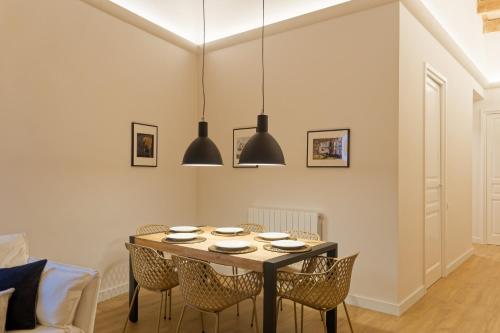 a dining room with a table and chairs at Precioso ático con mucho encanto in Sant Feliu de Guixols