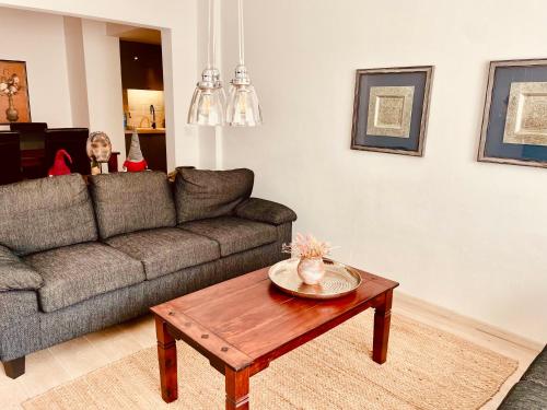 un soggiorno con divano e tavolino da caffè di Art Luxury Apartment - central, metro to airport a Sofia