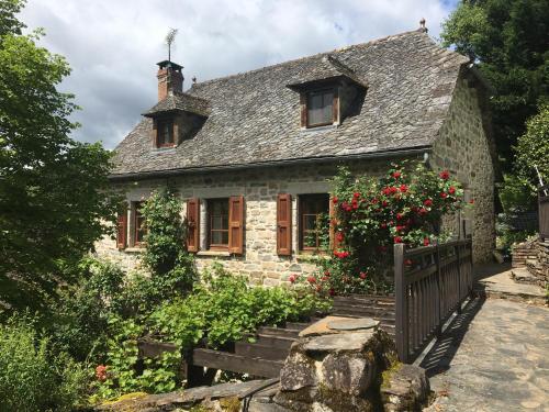 Photo de la galerie de l'établissement Maison Aveyron avec Piscine bord de Lac, à Saint-Hippolyte