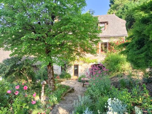 Photo de la galerie de l'établissement Maison Aveyron avec Piscine bord de Lac, à Saint-Hippolyte