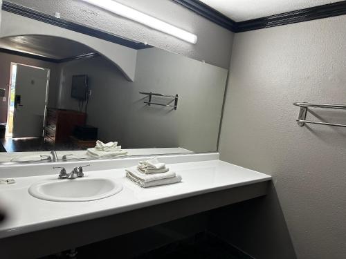 Bilik mandi di Sunpark Inn & Suites