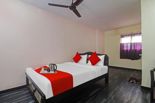 Кровать или кровати в номере OYO Flagship Hotel Venkateshwara Grand