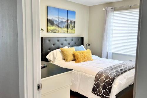 ウィート・リッジにあるBeautiful Colorado Home, Centrally Located! Great Yard!のベッドルーム1室(黄色い枕のベッド1台付)