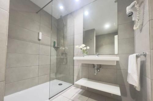 La salle de bains est pourvue d'un lavabo et d'une douche. dans l'établissement Apartment at bronze playa hotel, à San Bartolomé
