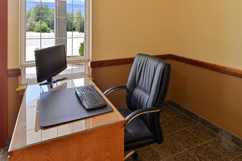 an office with a desk with a computer and a chair at Canadas Best Value Inn Valemount in Valemount