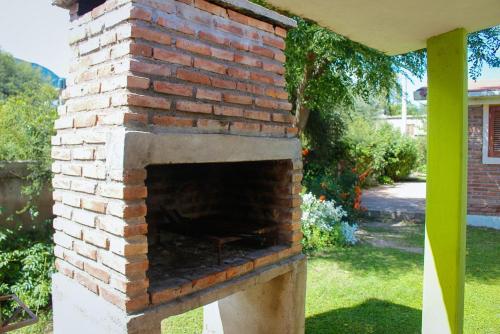 un horno de pizza de ladrillo al aire libre en un patio en Cabañas LA ILUSION en La Puerta