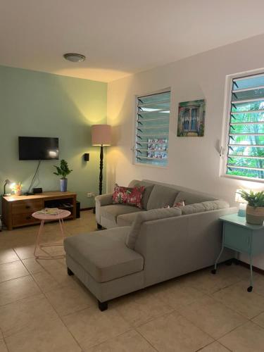 een woonkamer met een bank en een tv bij Dushi Cocobana in Willemstad
