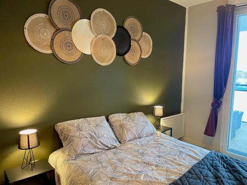 - une chambre avec un lit avec des chapeaux sur le mur dans l'établissement Le Colorado - Appartement proche Airbus, à Colomiers