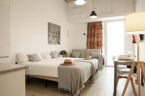 A bed or beds in a room at Apartamentos RG Hospital Valme