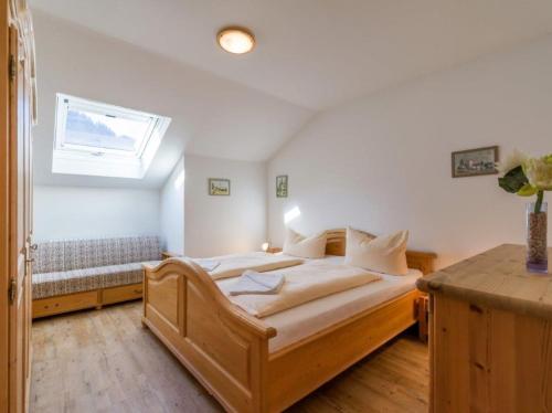 um quarto com uma cama grande e uma janela em Chiemgau Comfort A8 Ferienwohnanlage Oberaudorf mit Hallenbad und Sauna em Oberaudorf