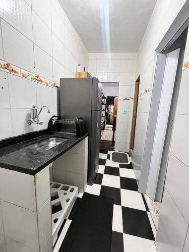 uma cozinha com um frigorífico e um piso em xadrez preto e branco em Não façam a reserva , não está disponível , o app não tá deixando tirar mais da página no Rio de Janeiro