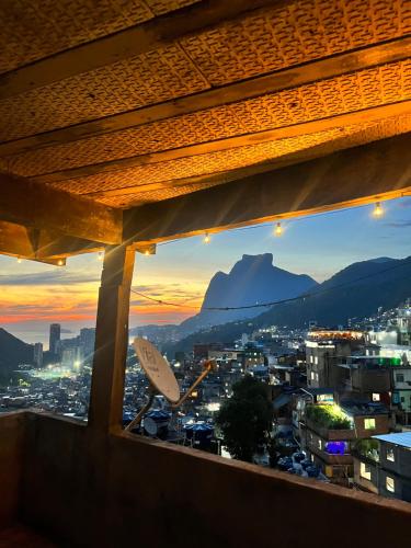 a view from a window of a city with a mountain at Não façam a reserva , não está disponível , o app não tá deixando tirar mais da página in Rio de Janeiro