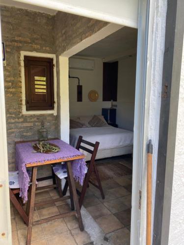 a small room with a table and a bed at Costa Villa in Atlántida