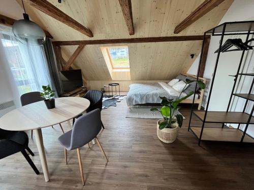 Posteľ alebo postele v izbe v ubytovaní Sáňky Apartmány