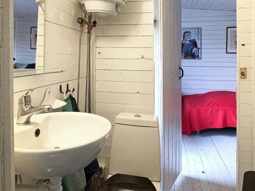 łazienka z umywalką, toaletą i łóżkiem w obiekcie Holiday home NÄSSJÖ III w mieście Nässjö