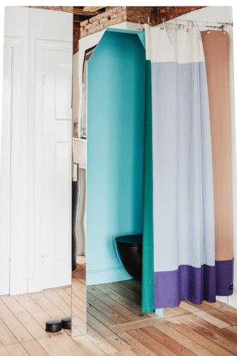a blue and white curtain in a room at Huis Hector Mechiels ROOM in Sint-Niklaas