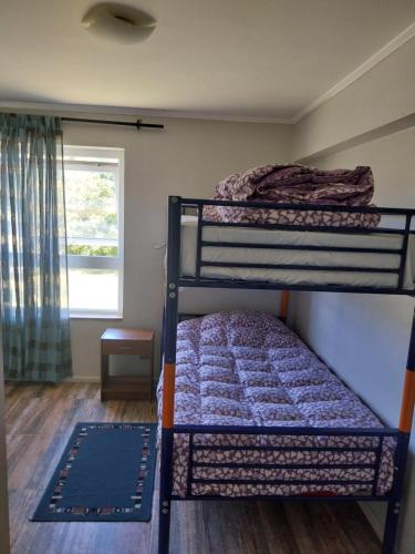 1 dormitorio con 2 literas y ventana en Departamento Playa Pto Montt, en Puerto Montt