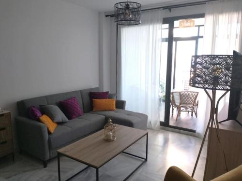 sala de estar con sofá y mesa en Domus Aura en Nerja