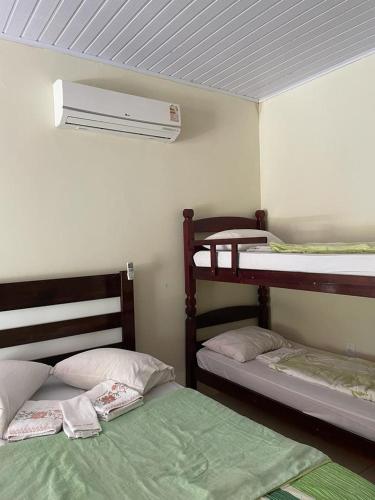 a room with two bunk beds and a fan at Recanto Resplendor in Olímpia