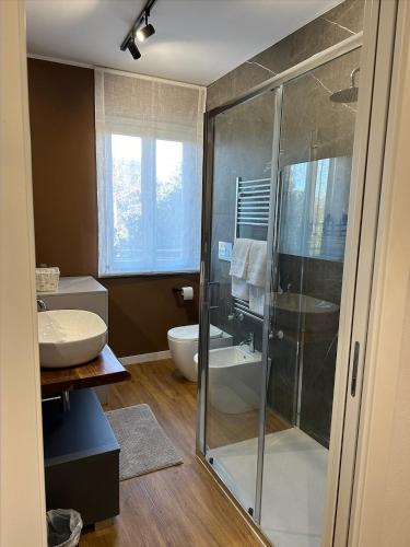 Ένα μπάνιο στο The Captain's Apartments Marina - next to Verbella - Leonardo Academy, MXP